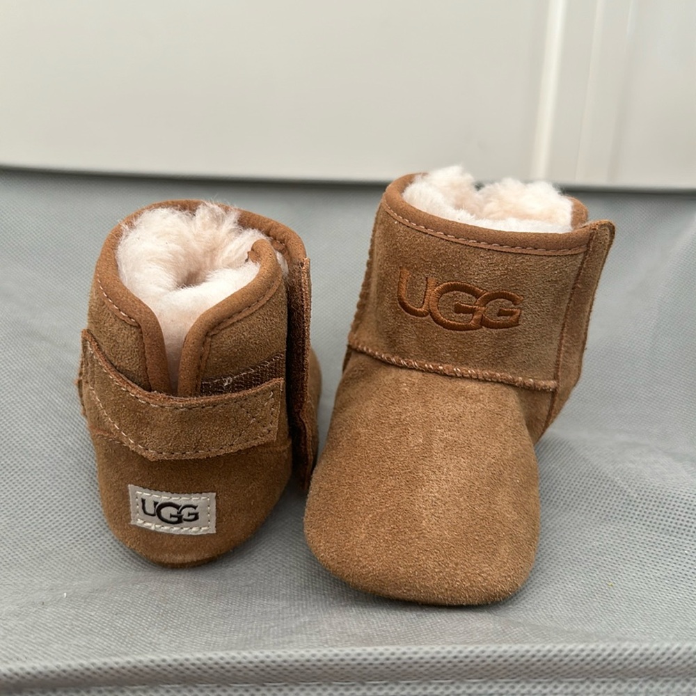UGG Jesse II unisex Baby Size 02/03 Color- Chestnut